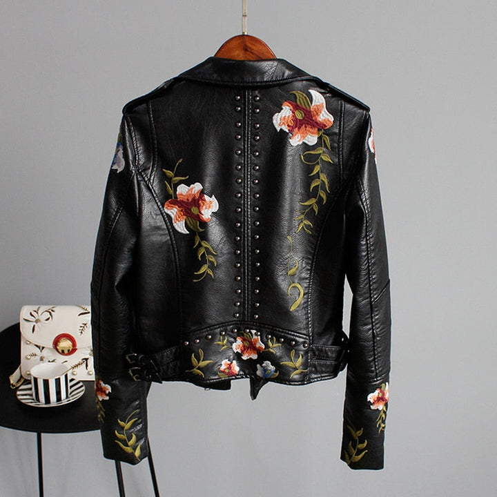 Chic women's cropped faux leather jacket with a full zipper, ideal for fashionable spring/autumn outerwear.
