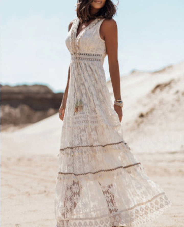 Boho Zomerjurk Esmee: Trendy sleeveless midi dress with delicate lace detail, ideal for summer casual wear.