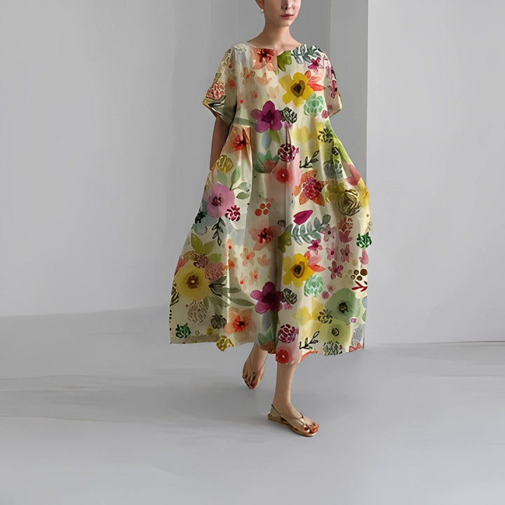 Women's elegant floral boho maxi dress. Flowy summer dress, ideal for casual and stylish beachwear.