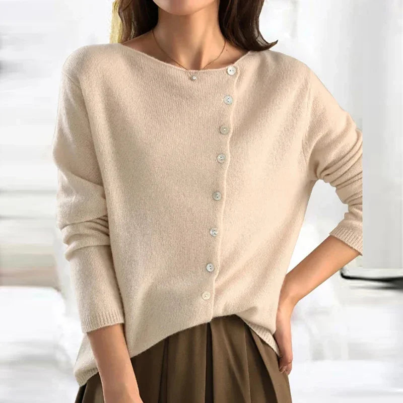 Cozy women's long-sleeve sweater, a comfortable chic top for autumn and winter fashion. Everyday elegance.