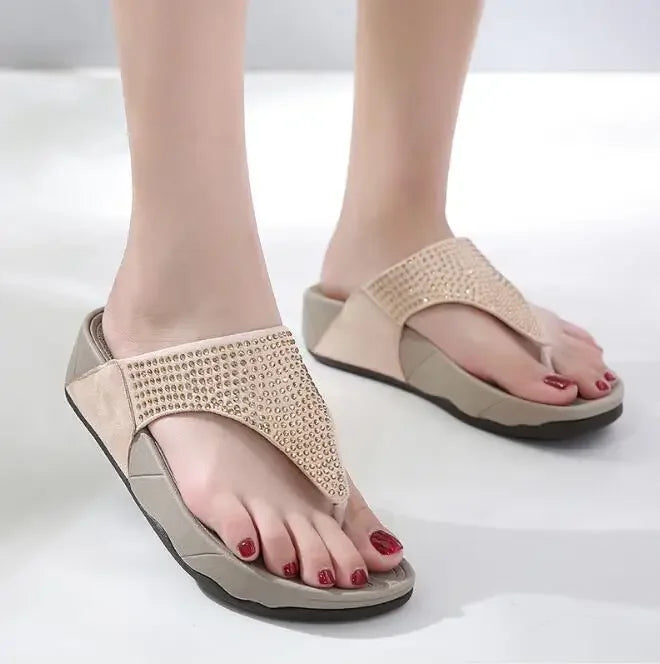 Women's comfortable platform slippers with sparkling rhinestone straps, ideal for summer fashion
