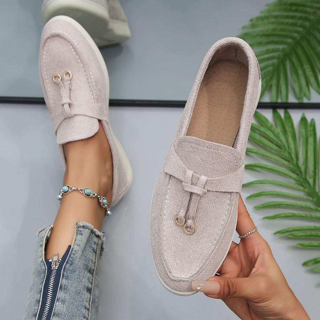 Elegant Mira loafers for women, stylish slip-on flats. Fashionable footwear for casual to dressy occasions.