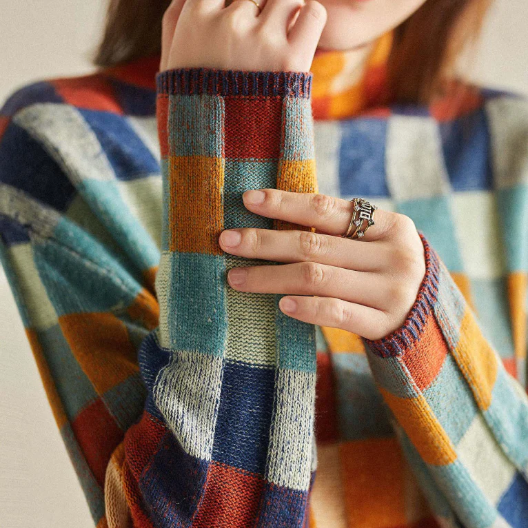 Comfortable women's long sleeve high-neck pullover sweater in a warm melange knit for autumn.