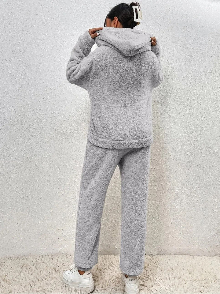 Comfortable women's teddy set with hood. Warm & soft loungewear, ideal for relaxing at home.