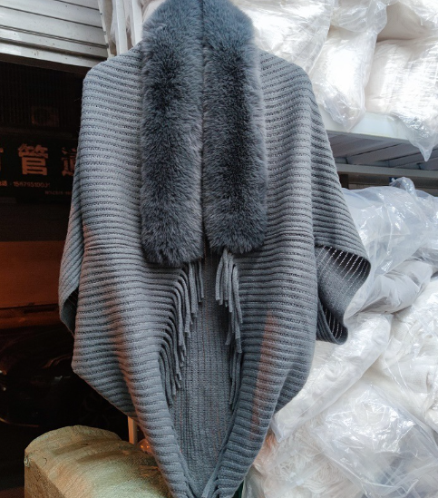 Damesvest Louise, women's cozy wrap cardigan. Elegant faux fur collar for chic fall & winter outerwear.