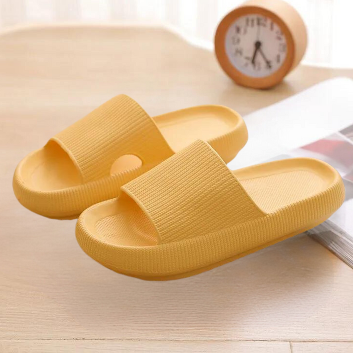 Women's Elaya non-slip bath & shower slippers, ergonomic design for ultimate comfort. Perfect for wet surfaces.