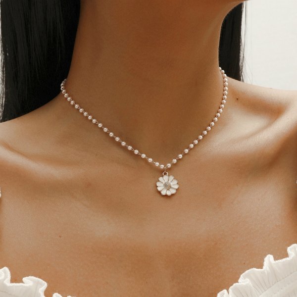 Women's elegant daisy & pearl pendant necklace, delicate floral jewelry for everyday wear or special occasions.