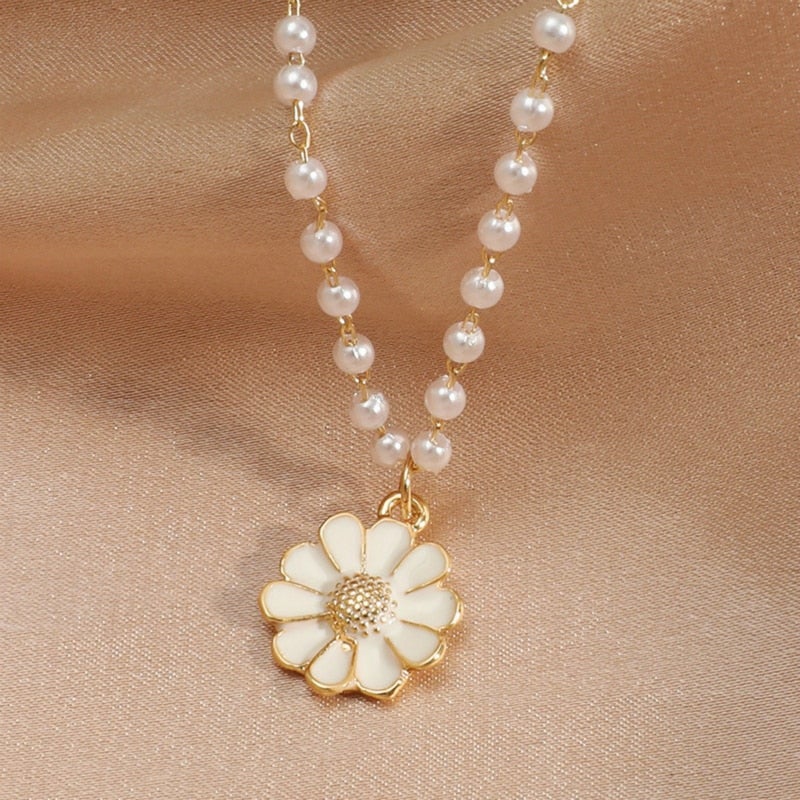 Delicate women's daisy flower pendant necklace with a lustrous pearl, perfect elegant gift for her, nature-inspired.
