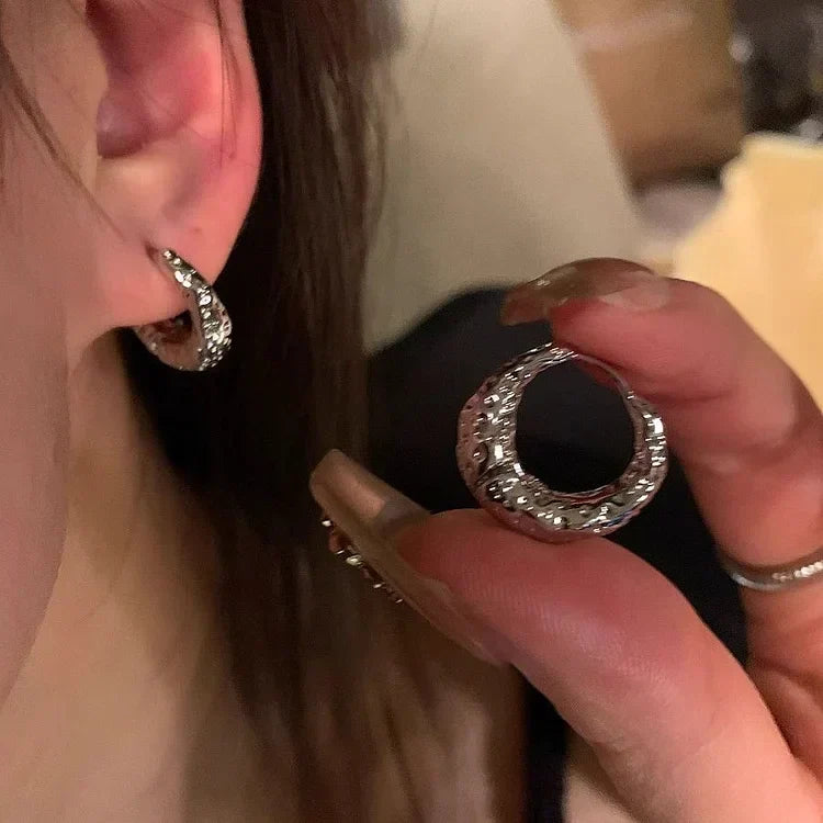 Modern women's gold hoop earrings, an elegant & versatile jewelry accessory for daily wear.