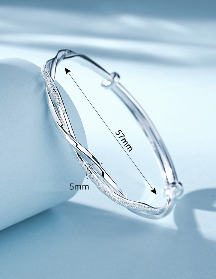 Classic women's silver bracelet, elegant and adjustable, with an intricate design suitable for any occasion.