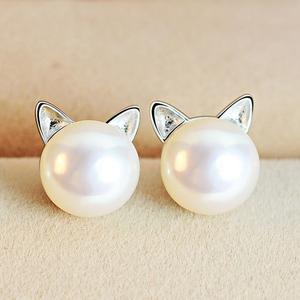 Women's elegant sterling silver cat & pearl stud earrings, chic animal fashion jewelry.
