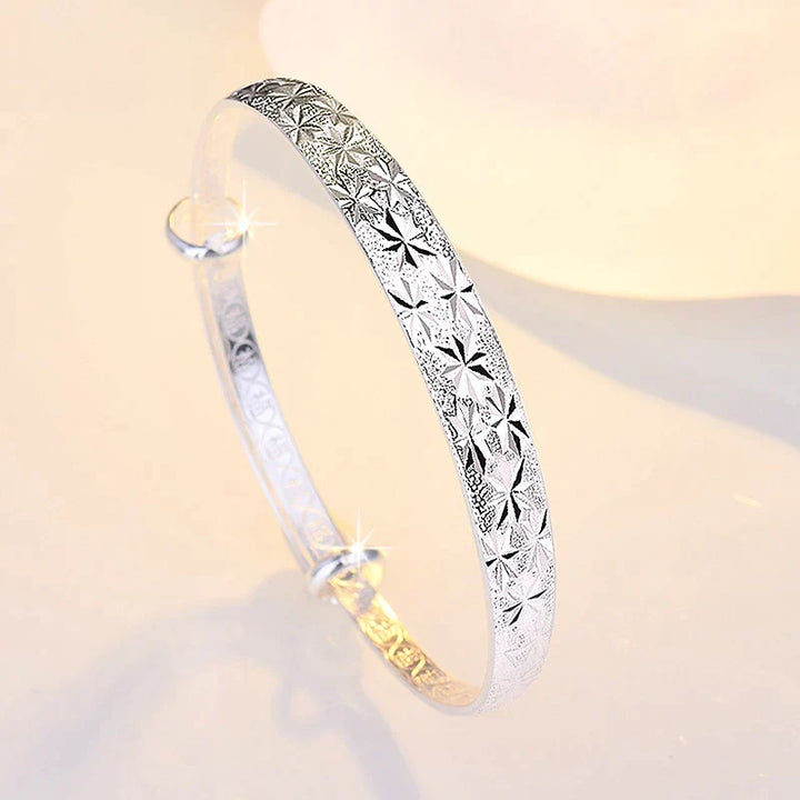 Chic women's sterling silver star charm bracelet, adjustable, ideal for daily wear or gifting.