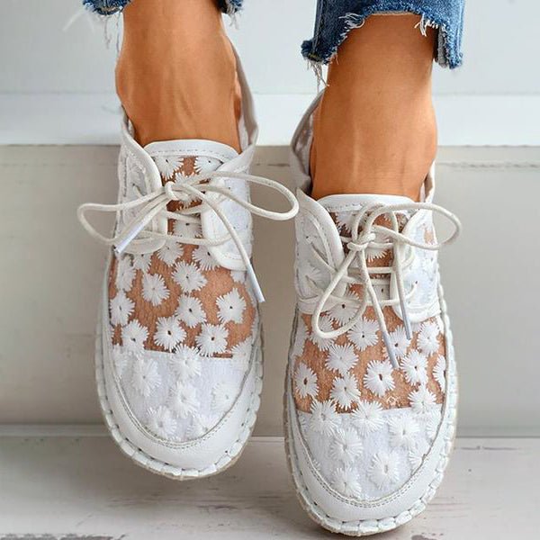 Comfortable women's shoes with elegant floral embroidery, ideal for casual outfits and foot support.