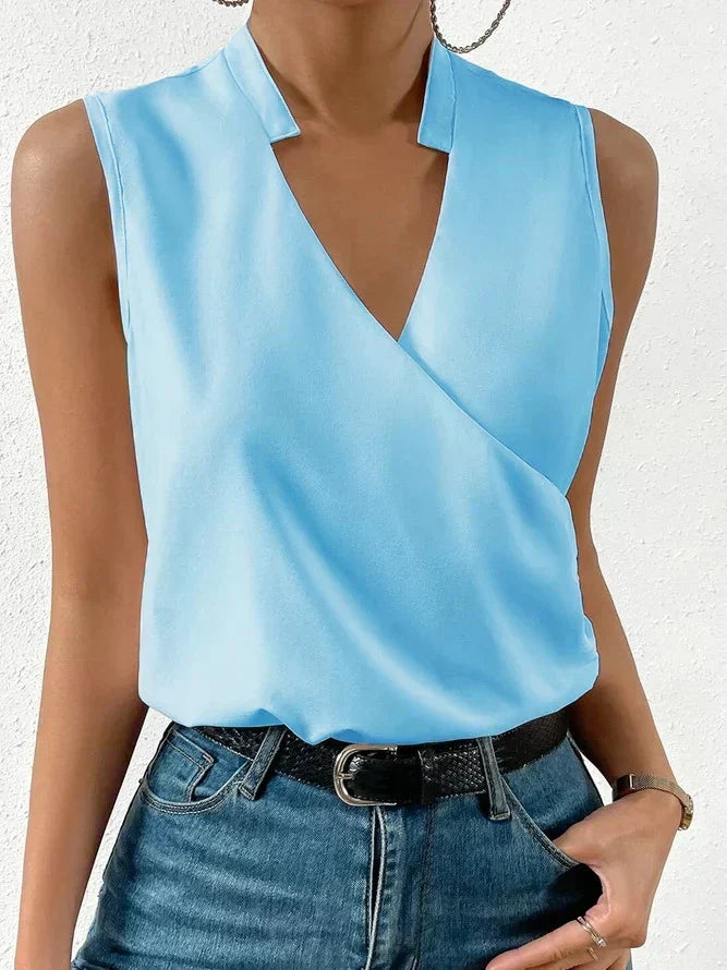 Stylish women's loose-fit V-neck summer blouse with short sleeves, perfect for everyday fashion.