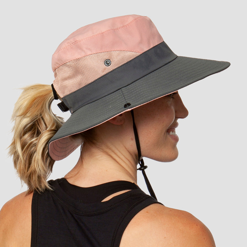 Foldable beach sun hat for women with UV protection & ponytail opening. Perfect for seaside relaxation.