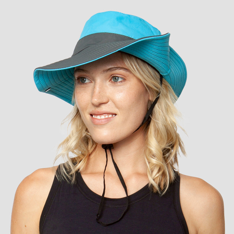 Versatile women's sun hat: foldable, UV protective, with ponytail opening. Great for any outdoor activity.