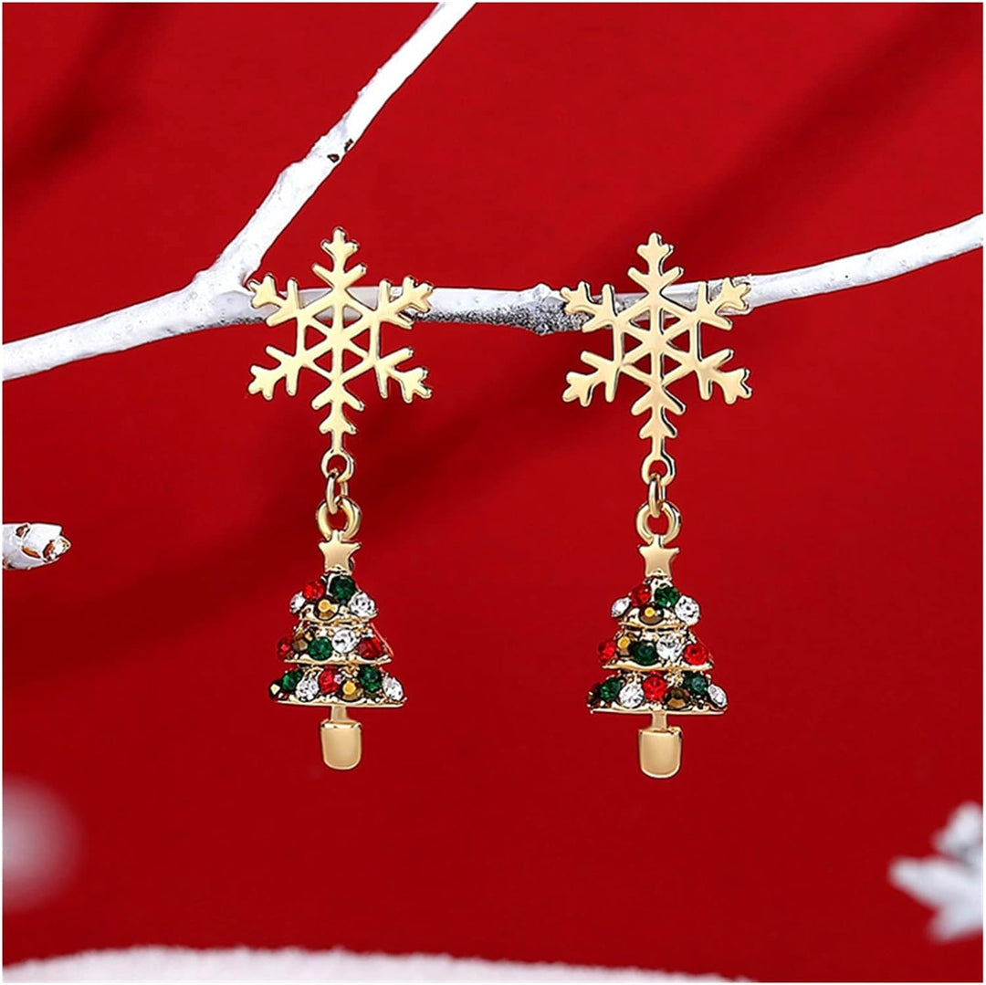 Women's gold-plated snowflake Christmas earrings. Elegant festive jewelry with sparkling details, perfect for holiday gifts.