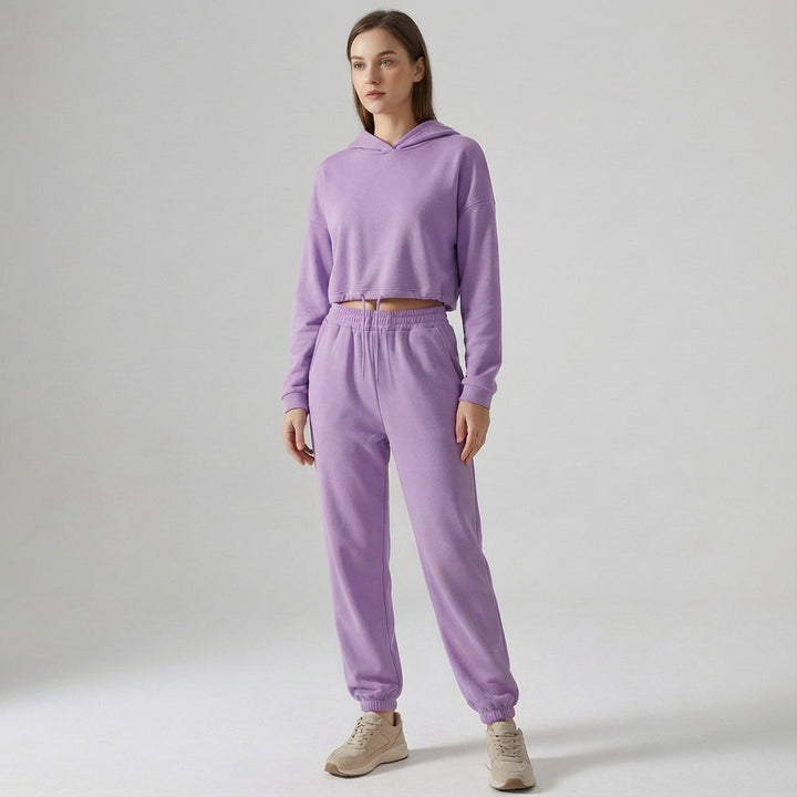 Detail of the high-waisted joggers from the women's two-piece tracksuit set, comfortable and stylish.