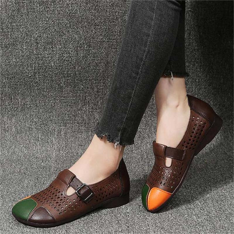 Beach-ready women's open-toe sandals, lightweight and buckle-fastened.