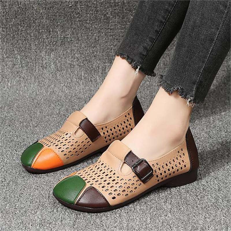 Trendy women's sandals with buckle closure, ideal for beach or everyday style.