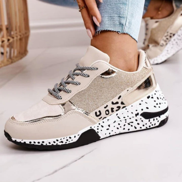 Supportive silver Luna women's sneakers: modern design, ergonomic footbed, ideal for comfortable walking.