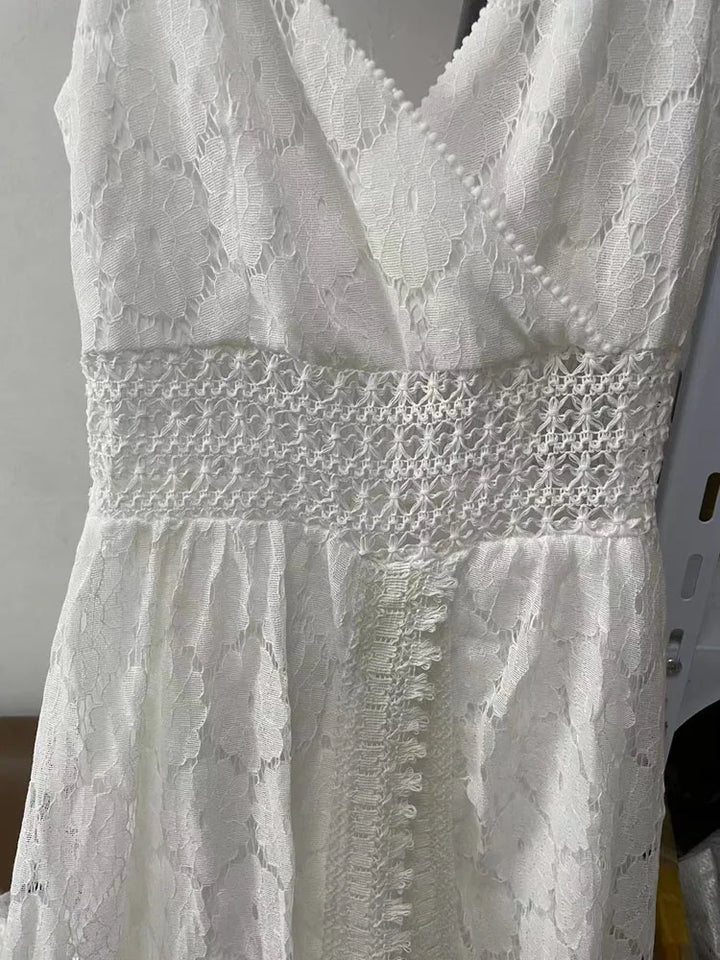 Easy-style women's loose-fit romper, a comfortable and chic summer playsuit for casual warm-weather fashion.