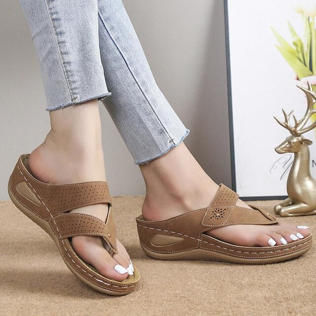 Breathable women's comfort sandals, striped design, with an adjustable strap, ideal for walking.