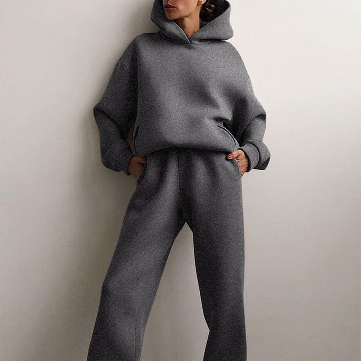 Modern women's oversized jogging set, a comfortable cotton blend loungewear for casual elegance.