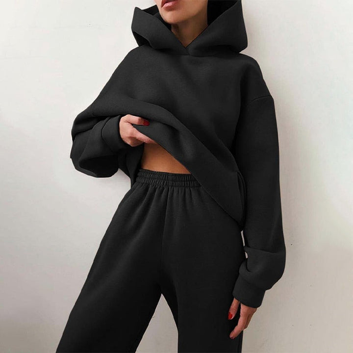Effortlessly stylish women's oversized loungewear set. Perfect relaxed fit jogging outfit for comfort.