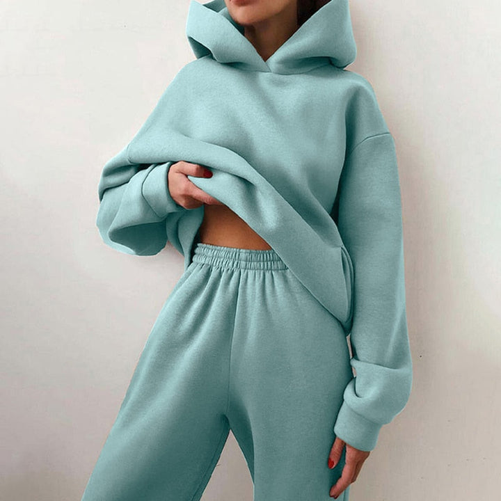 Relaxed fit two-piece loungewear for women. Stylish and comfy oversized jogging set.