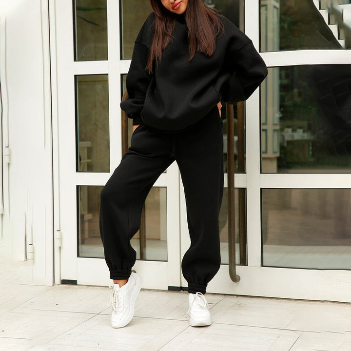 Casual women's oversized jogging set, ideal for travel or everyday comfort. Soft cotton blend.