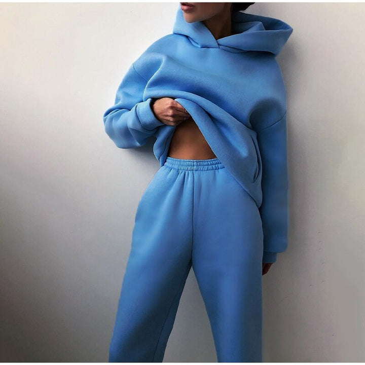 Stylish women's oversized jogging set. Cotton blend loungewear for ultimate comfort and casual fashion.