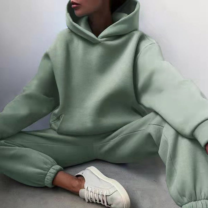 Chic women's oversized lounge set, a two-piece jogging outfit for relaxed style & ultimate comfort.