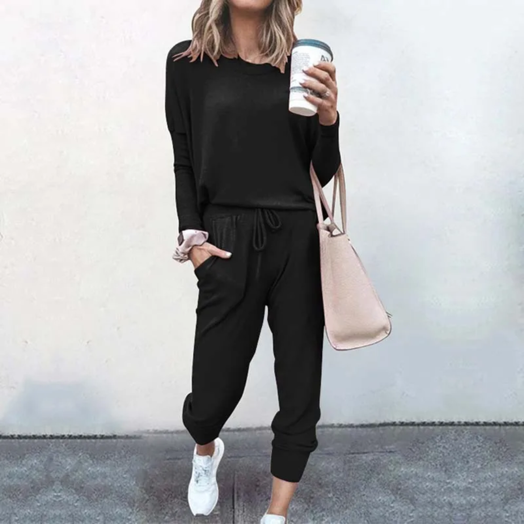 Chic Velana oversized tracksuit for women, a versatile comfort set for trendy everyday style.