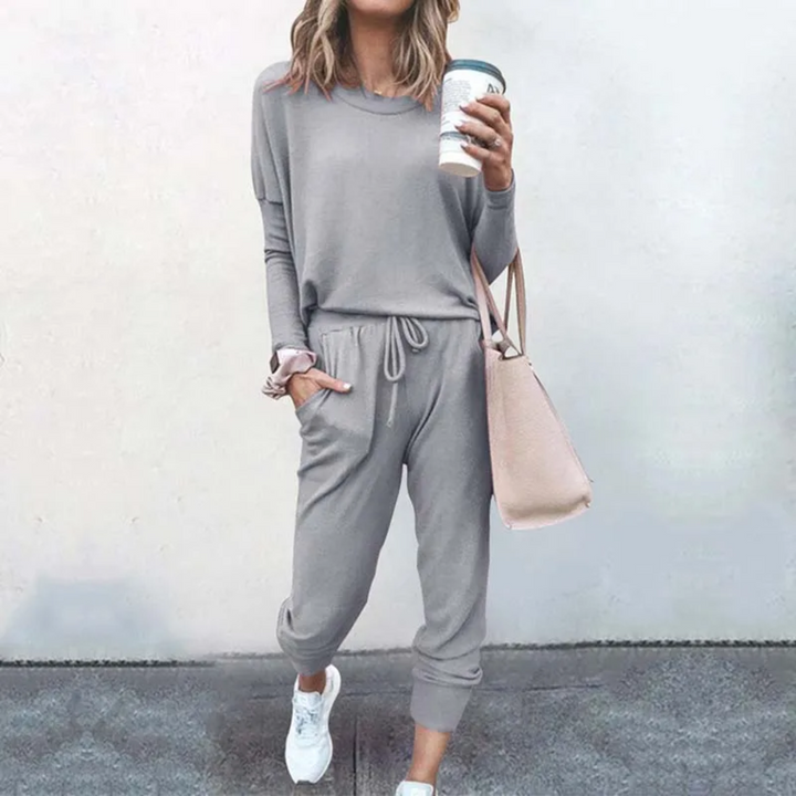 Detail of Velana oversized tracksuit top for women, a cozy sweatshirt perfect for loungewear.