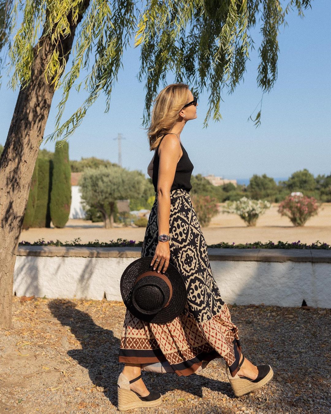 Printed women's maxi skirt, ideal for summer, with a flowing boho fringe design.