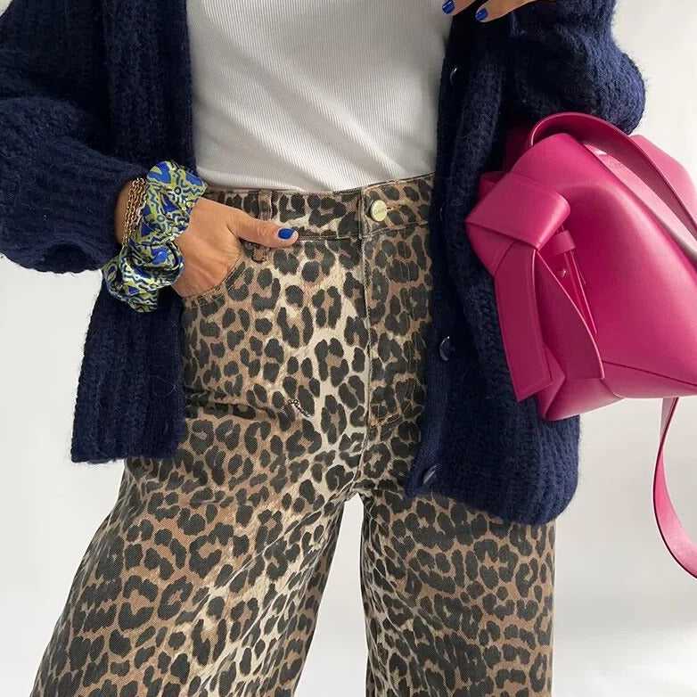Comfortable women's high-waisted retro jeans, featuring a stylish leopard print and elastic waist.