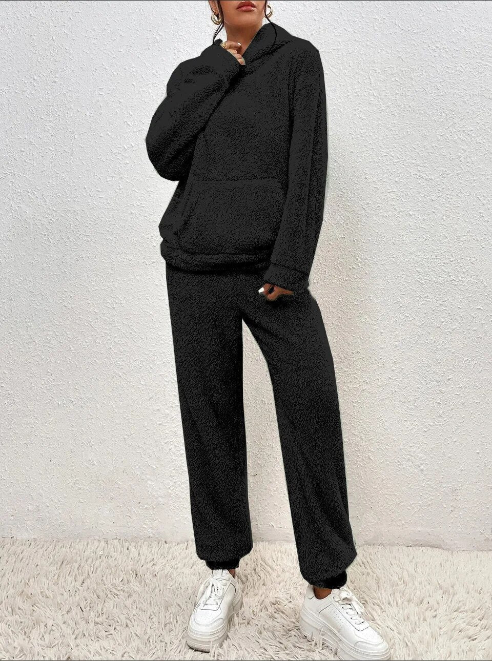 Winter-ready women's loungewear: 'Saskia' long hoodie with spacious pocket and warm, soft trousers