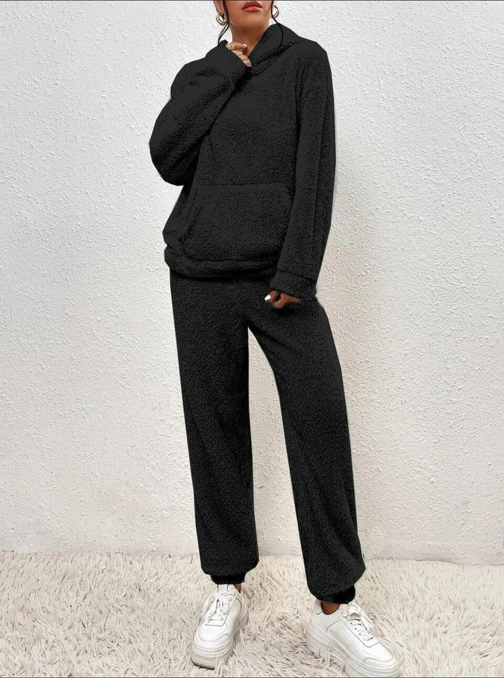 Winter-ready women's loungewear: 'Saskia' long hoodie with spacious pocket and warm, soft trousers