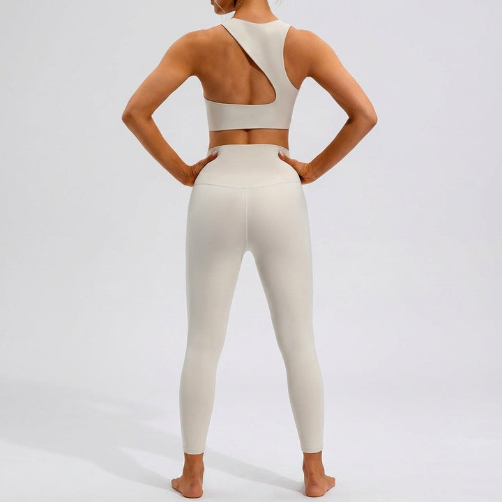 Athletic outfit for women: Brittany seamless sports top and high-waist leggings for gym.
