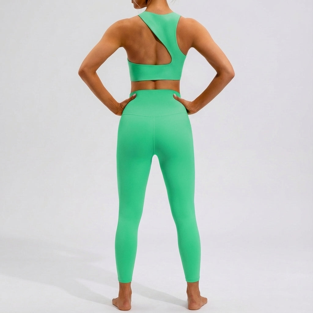 High-waist leggings and seamless sports top set for women, ideal for yoga and fitness.