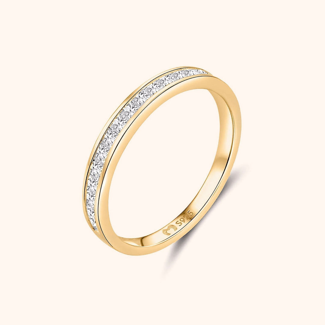 Beautiful women's sterling silver ring with sparkling zirconia, an ideal elegant accessory.