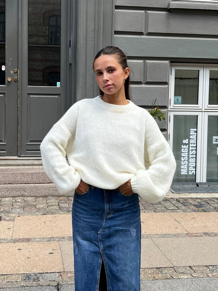 Chic women's loose fit sweater, soft touch, perfect for stylish autumn fashion.