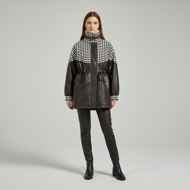 Back view of the Alicia women's warm jacket, highlighting the sporty design and durable polyester.