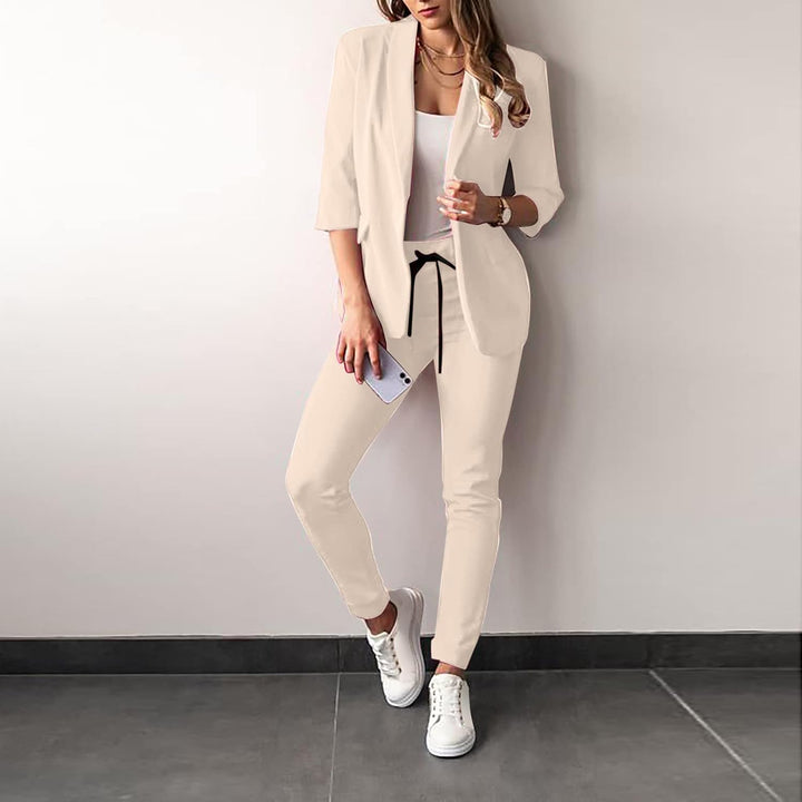 Stylish women's stretch 2-piece suit with blazer & trousers, offering a chic and professional look.