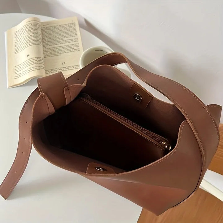 Stylish women's shoulder bag in durable synthetic leather. Perfect practical everyday bag with an adjustable strap for comfort.