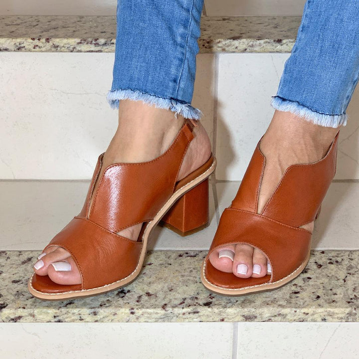 Elegant women's heeled leather sandals with ergonomic footbed, perfect for summer style.