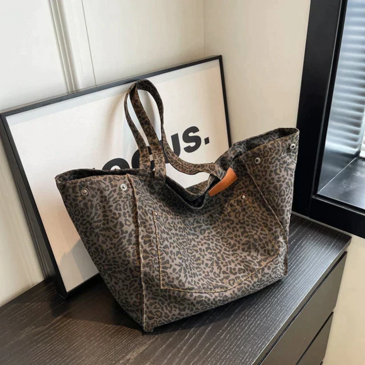 Leopard print shoulder bag for women, featuring a large capacity and trendy animal print design