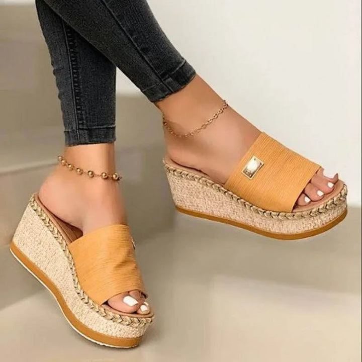 Versatile women's wedge platform summer sandals, combining comfort and casual elegance.