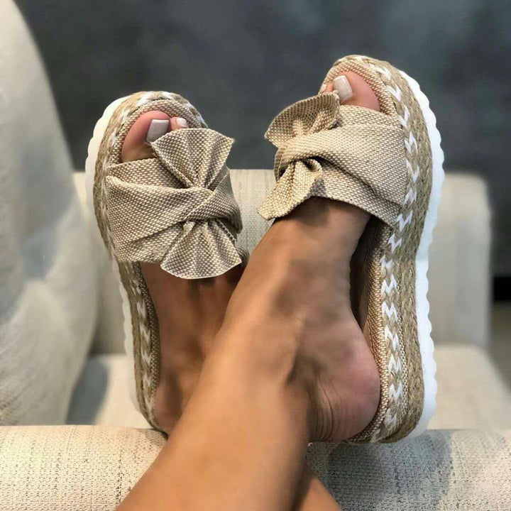 Comfort sandals for women, featuring ergonomic posture support and adjustable straps for walking.